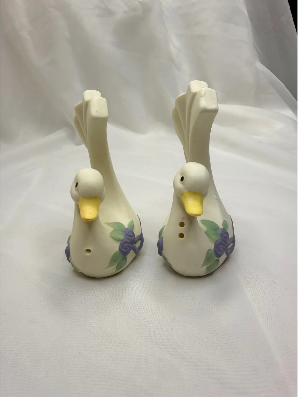 Swan Salt Pepper Shakers 1980’s Vintage Purple Roses Ribbon
